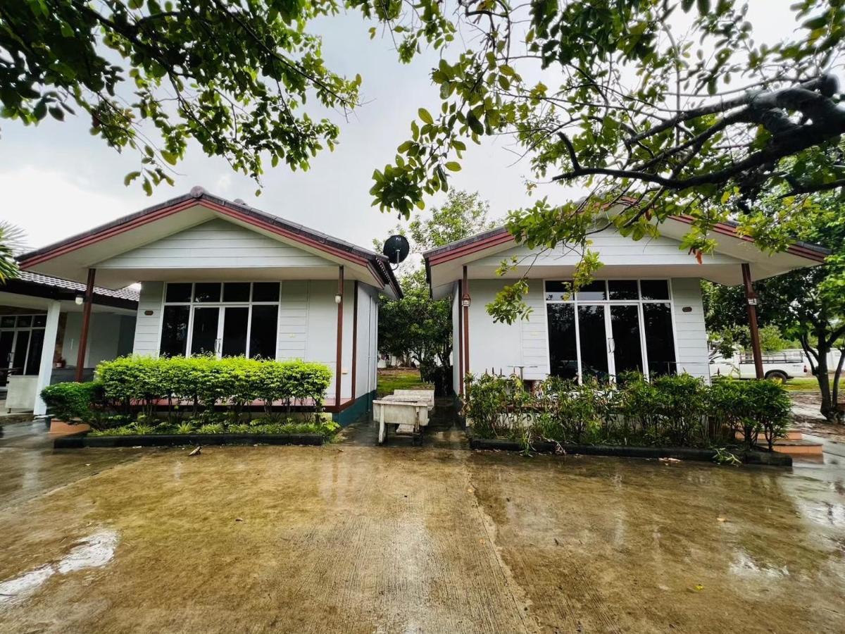 Отель Baan Suan Khun Yaiy Ban Wang Takhrai Экстерьер фото